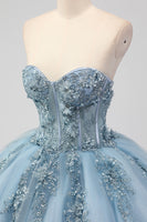 Laden Sie das Bild in den Galerie-Viewer, Prinzessin Grau Blau Trägerloses Quinceanera Kleid aus Tüll mit Applikationen