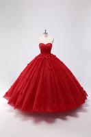 Laden Sie das Bild in den Galerie-Viewer, Funkelndes Rotes Ballkleid Trägerloses Quinceanera Kleid aus Tüll mit Blumenapplikationen