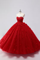 Laden Sie das Bild in den Galerie-Viewer, Funkelndes Rotes Ballkleid Trägerloses Quinceanera Kleid aus Tüll mit Blumenapplikationen