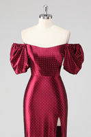 Laden Sie das Bild in den Galerie-Viewer, Glitzerndes Burgunderrotes Schulterfreies Ballkleid mit Schlitz