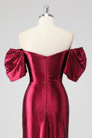 Laden Sie das Bild in den Galerie-Viewer, Glitzerndes Burgunderrotes Schulterfreies Ballkleid mit Schlitz