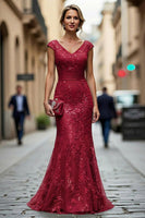 Laden Sie das Bild in den Galerie-Viewer, Dunkelrotes Meerjungfrauen V-Ausschnitt Besticktes Mutter der Braut Kleid mit Pailletten
