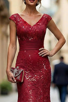 Laden Sie das Bild in den Galerie-Viewer, Dunkelrotes Meerjungfrauen V-Ausschnitt Besticktes Mutter der Braut Kleid mit Pailletten