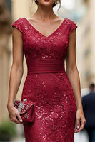 Laden Sie das Bild in den Galerie-Viewer, Dunkelrotes Meerjungfrauen V-Ausschnitt Besticktes Mutter der Braut Kleid mit Pailletten