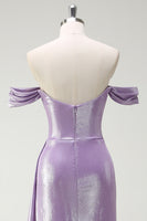 Laden Sie das Bild in den Galerie-Viewer, Schulterfreies Flieder Ballkleid mit Rüschen und Schlitz