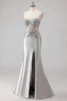 Laden Sie das Bild in den Galerie-Viewer, Graues Perlenbesetztes Trägerloses Satin Meerjungfrauen Ballkleid mit Schlitz
