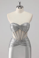 Laden Sie das Bild in den Galerie-Viewer, Graues Perlenbesetztes Trägerloses Satin Meerjungfrauen Ballkleid mit Schlitz