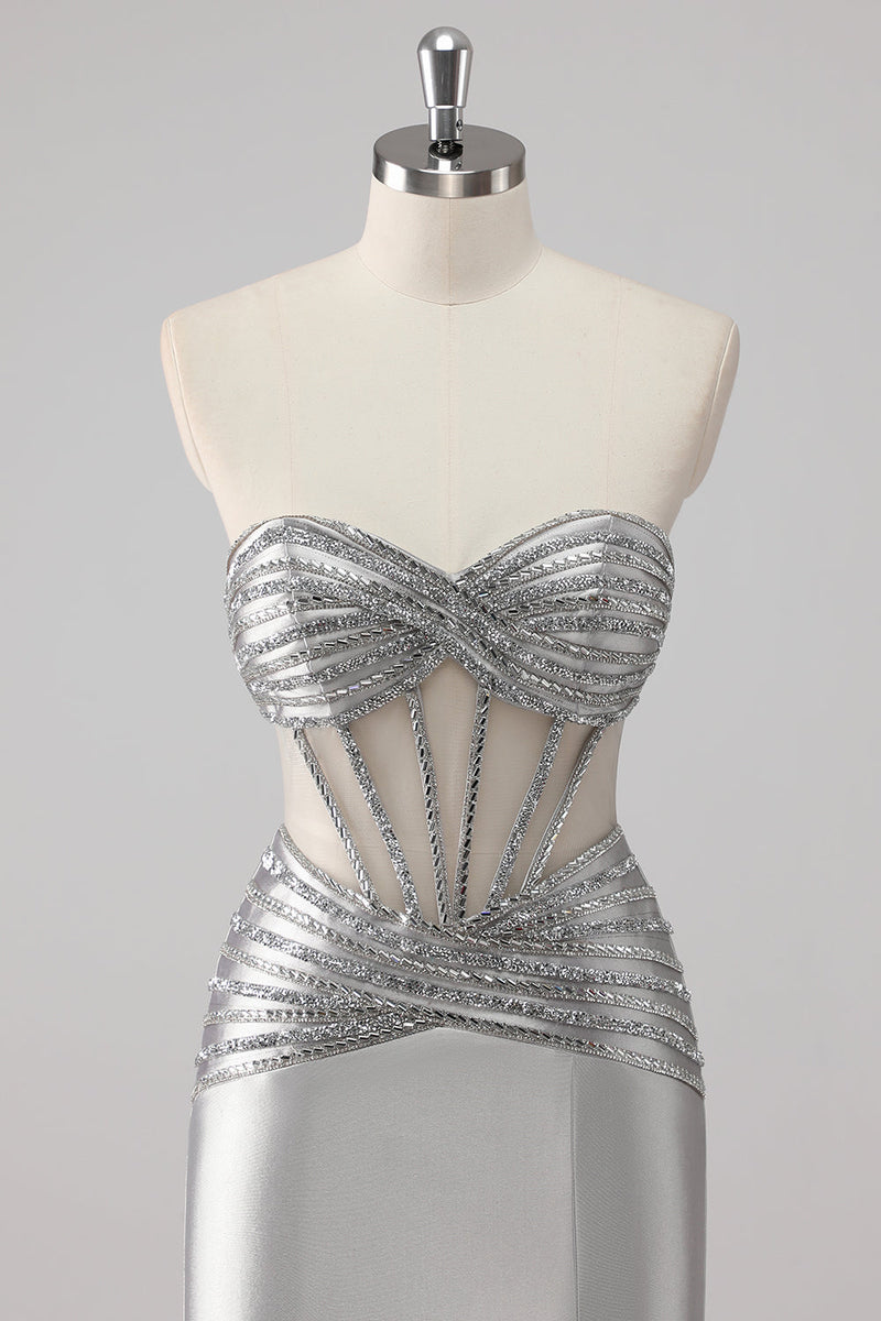 Laden Sie das Bild in den Galerie-Viewer, Graues Perlenbesetztes Trägerloses Satin Meerjungfrauen Ballkleid mit Schlitz