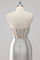 Laden Sie das Bild in den Galerie-Viewer, Graues Perlenbesetztes Trägerloses Satin Meerjungfrauen Ballkleid mit Schlitz