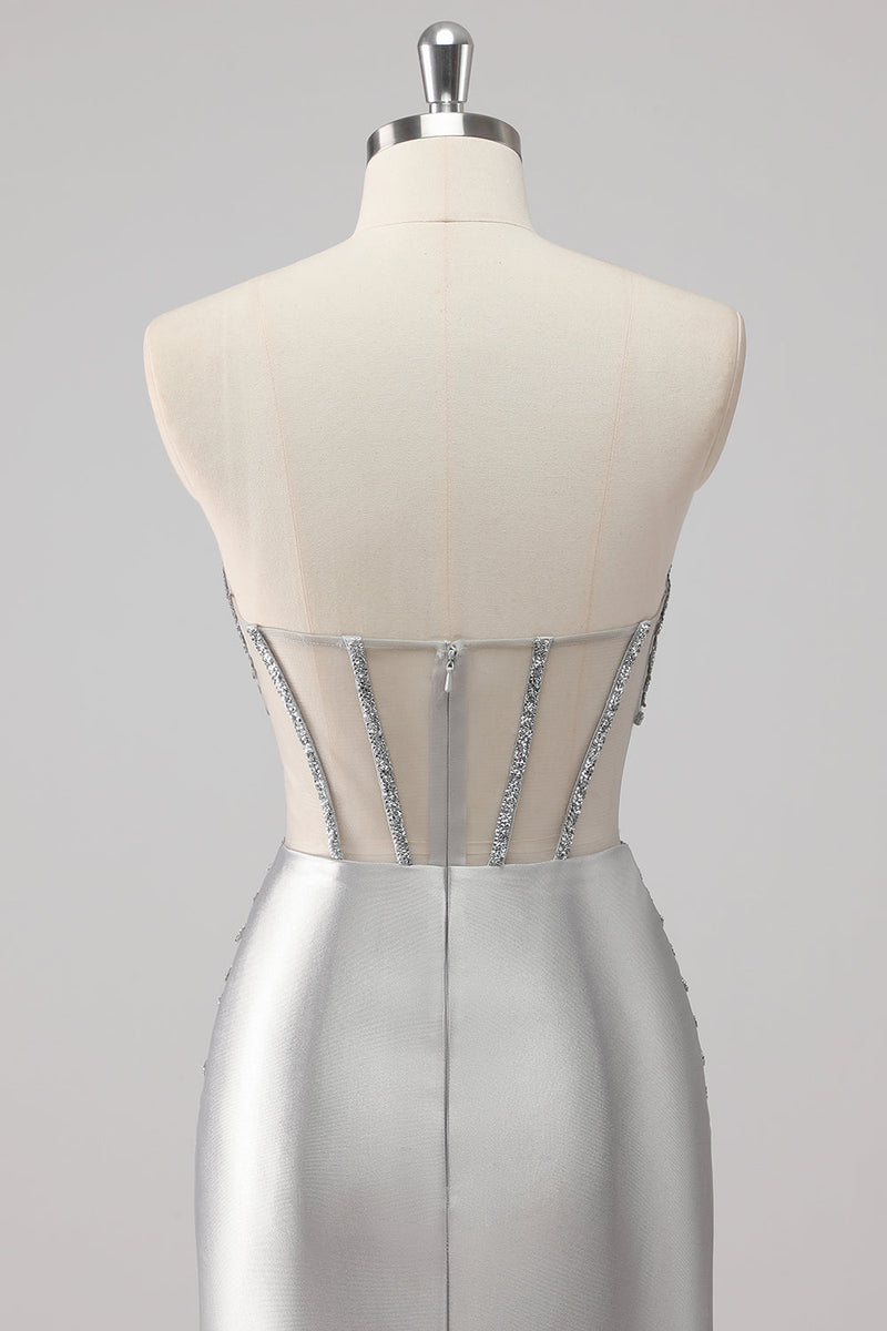 Laden Sie das Bild in den Galerie-Viewer, Graues Perlenbesetztes Trägerloses Satin Meerjungfrauen Ballkleid mit Schlitz