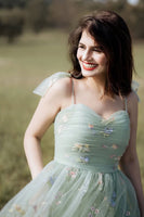 Laden Sie das Bild in den Galerie-Viewer, Grünes Langes A-Linie Tüll Ballkleid mit Spaghettiträgern und Rüschen und Stickerei