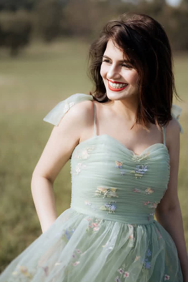 Laden Sie das Bild in den Galerie-Viewer, Grünes Langes A-Linie Tüll Ballkleid mit Spaghettiträgern und Rüschen und Stickerei