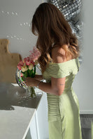 Laden Sie das Bild in den Galerie-Viewer, Metallic Satin Grünes Schulterfreies Etui Galakleid für den roten Teppich