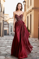 Laden Sie das Bild in den Galerie-Viewer, Burgundy Satin Herzausschnitt Ballkleid mit Stickerei