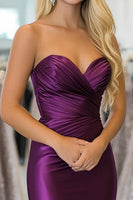 Laden Sie das Bild in den Galerie-Viewer, Schickes Pflaume Satin Herzausschnitt Etui Abendkleid mit Rüschen