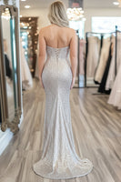 Laden Sie das Bild in den Galerie-Viewer, Schickes Silbernes Herzausschnitt Etui Pailletten Langes Ballkleid mit Schlitz