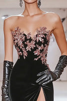 Laden Sie das Bild in den Galerie-Viewer, Schickes Schwarzes Herzausschnitt Meerjungfrau Applikation Satin Langes Ballkleid mit Schlitz