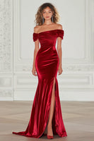Laden Sie das Bild in den Galerie-Viewer, Burgundy Schulterfreies Meerjungfrauen Samt Militär Ballkleid mit Schlitz