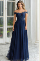 Laden Sie das Bild in den Galerie-Viewer, Elegantes Langes A-Linie Schulterfreies Marineblaues Chiffon Brautmutterkleid mit Spitzenapplikationen