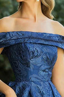 Laden Sie das Bild in den Galerie-Viewer, Marineblaues Langes A-Linie schulterfreies Jacquard Brautmutterkleid mit Rüschen