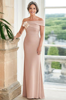 Laden Sie das Bild in den Galerie-Viewer, Schulterfreies Satin Blush Kleid für die Brautmutter mit 3D-Blume