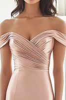 Laden Sie das Bild in den Galerie-Viewer, Elegantes Schulterfreies Blush Etui Abendkleid aus Stretch-Satin mit Rüschen