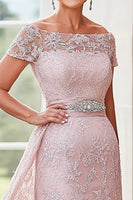 Laden Sie das Bild in den Galerie-Viewer, Elegantes Blush Schulterfreies Säule Spitze Langes Brautmutterkleid mit Strass