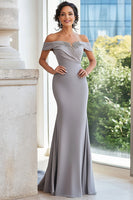 Laden Sie das Bild in den Galerie-Viewer, Mattes Satin Graues Schulterfreies Besticktes Etui Kleid für die Brautmutter