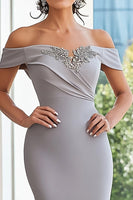 Laden Sie das Bild in den Galerie-Viewer, Mattes Satin Graues Schulterfreies Besticktes Etui Kleid für die Brautmutter