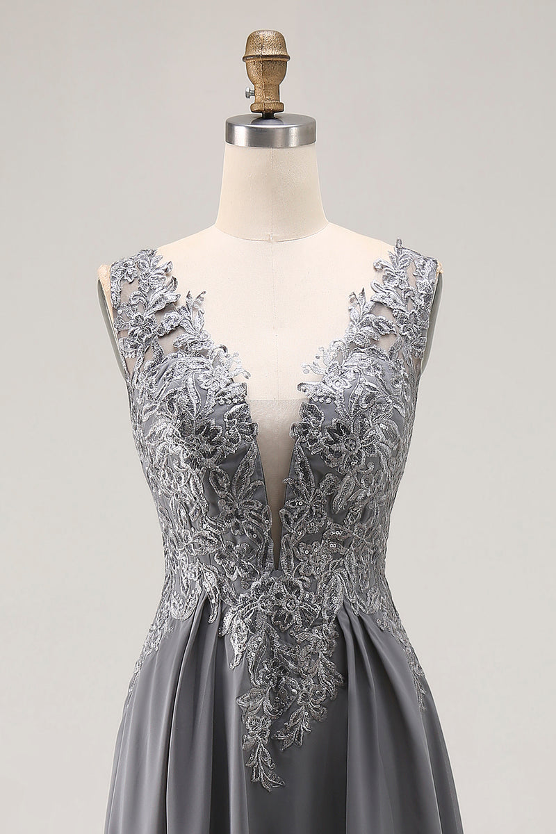 Laden Sie das Bild in den Galerie-Viewer, Graues A Linie V-Ausschnitt Spitze Applikationen Mutter der Braut Kleid