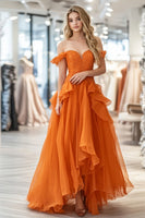 Laden Sie das Bild in den Galerie-Viewer, Organza Spitze Orange A-Linie Schulterfreies Langes Ballkleid mit Rüschen