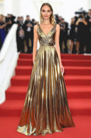 Laden Sie das Bild in den Galerie-Viewer, Gold Metallic Satin A-Linie Galakleid mit V-Ausschnitt und Gürtel