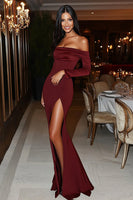 Laden Sie das Bild in den Galerie-Viewer, Burgundy Schulterfreies Satin Etui Galakleid mit Schlitz