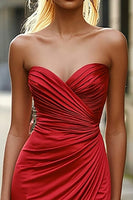 Laden Sie das Bild in den Galerie-Viewer, Rotes Herzausschnitt Meerjungfrau Gerafftes Satin Ballkleid