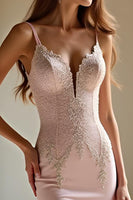 Laden Sie das Bild in den Galerie-Viewer, Rosa Meerjungfrau Satin Rückenfreies Ballkleid mit Spitzenapplikationen