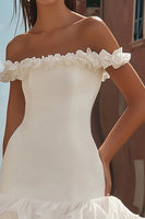 Laden Sie das Bild in den Galerie-Viewer, Weißes Schulterfreies Kurzes Enges Standesamtkleid mit Rüschen