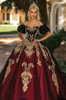 Laden Sie das Bild in den Galerie-Viewer, Burgunderrotes und Schwarzes Schulterfreies Organza Quinceanera Kleid mit Puffärmeln