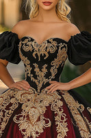 Laden Sie das Bild in den Galerie-Viewer, Burgunderrotes und Schwarzes Schulterfreies Organza Quinceanera Kleid mit Puffärmeln