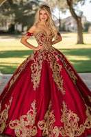 Laden Sie das Bild in den Galerie-Viewer, Glitzerndes Rot Goldenes Satin Quinceanera Kleid mit Applikationen