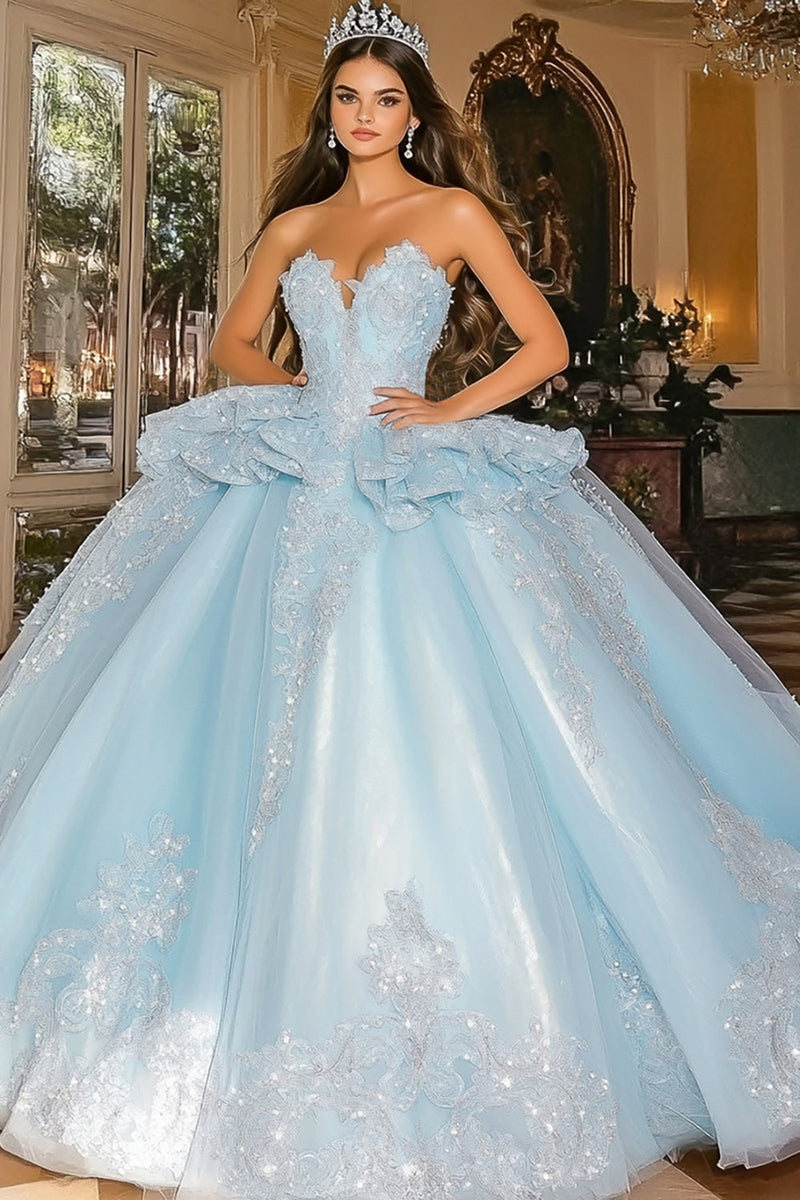 Laden Sie das Bild in den Galerie-Viewer, Glitzerndes Himmelblaues Ballkleid Trägerloses Rüschen Quinceanera Kleid aus Tüll mit Applikationen