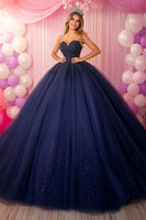 Laden Sie das Bild in den Galerie-Viewer, Glitzerndes Marineblaues Trägerloses Ball Quinceanera Kleid mit Spitzenapplikationen