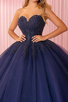 Laden Sie das Bild in den Galerie-Viewer, Glitzerndes Marineblaues Trägerloses Ball Quinceanera Kleid mit Spitzenapplikationen