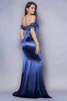 Laden Sie das Bild in den Galerie-Viewer, Dunkelblaues Mermaid Schulterfreies Plissiertes Ballkleid aus Satin