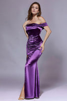 Laden Sie das Bild in den Galerie-Viewer, Dunkelblaues Mermaid Schulterfreies Plissiertes Ballkleid aus Satin