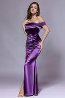 Laden Sie das Bild in den Galerie-Viewer, Dunkelblaues Mermaid Schulterfreies Plissiertes Ballkleid aus Satin