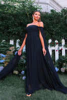 Laden Sie das Bild in den Galerie-Viewer, Elegantes Schwarzes Schulterfreies Ballkleid mit fließenden Cape-Ärmeln