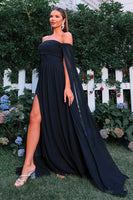 Laden Sie das Bild in den Galerie-Viewer, Elegantes Schwarzes Schulterfreies Ballkleid mit fließenden Cape-Ärmeln