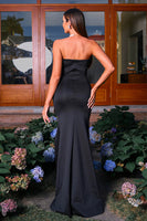 Laden Sie das Bild in den Galerie-Viewer, Schwarzes Trägerloses Etui Abendkleid aus Satin mit Schleife und Schlitz