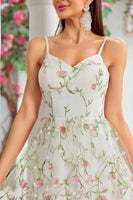 Laden Sie das Bild in den Galerie-Viewer, A Linie Elfenbein Blume Spaghettiträger Stickerei Langes Brautkleid