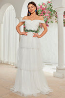 Laden Sie das Bild in den Galerie-Viewer, A Linie Elfenbein Schulterfreies Gestuftes Brautkleid aus Tüll